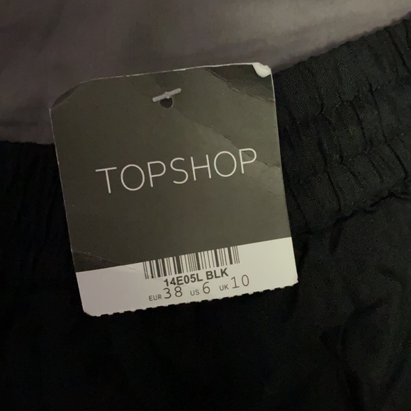 ☆Cute black cutout shorts, Fabric, size 6 - Picture 2 of 4